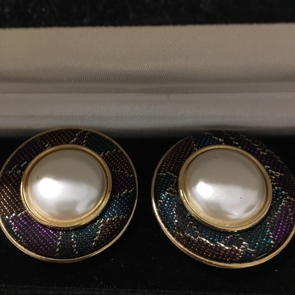 Jewelry - Vintage clip on button earrings